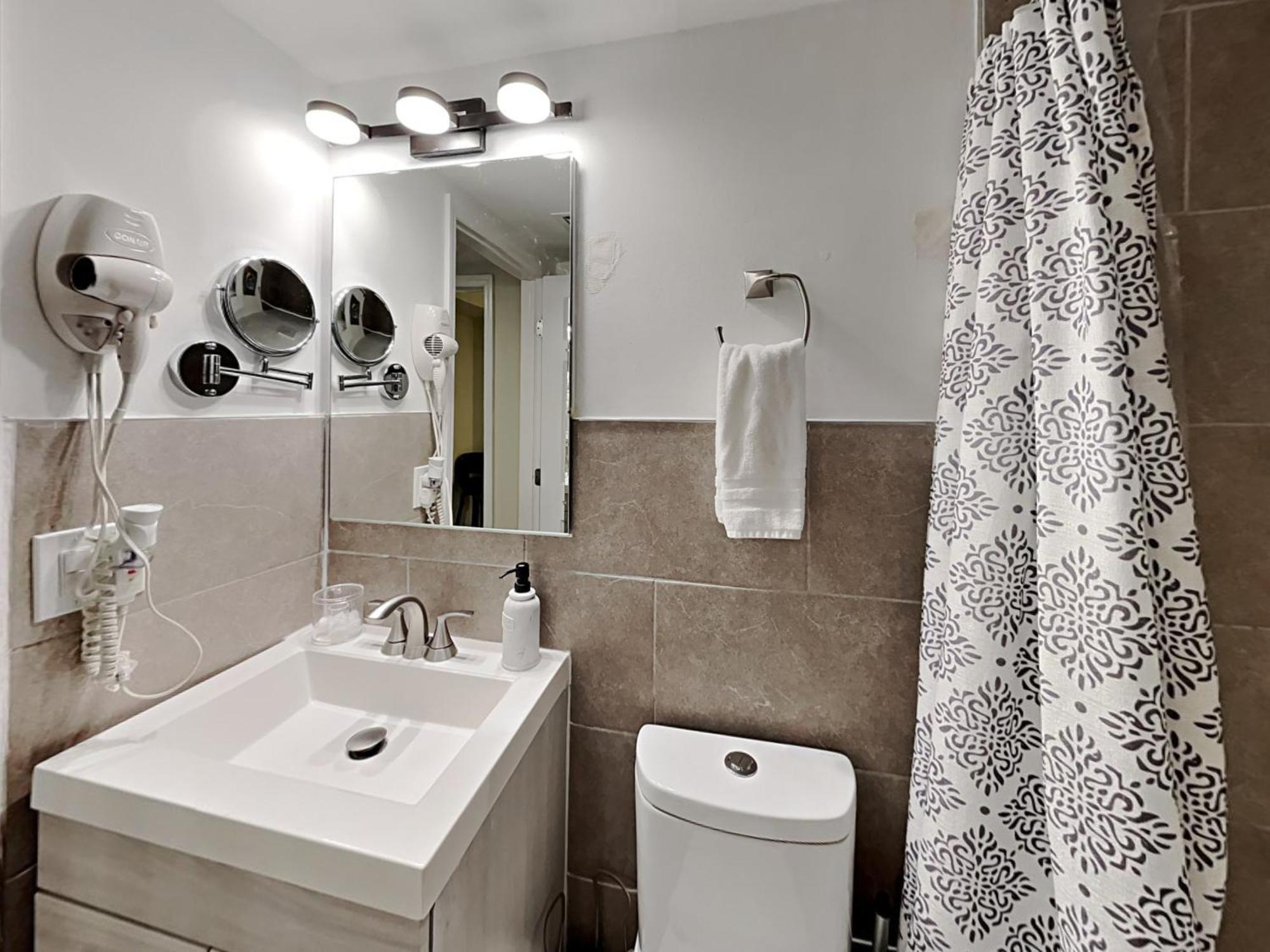 Private Rooms At Miami Centrally Located With Free Parking Exterior photo