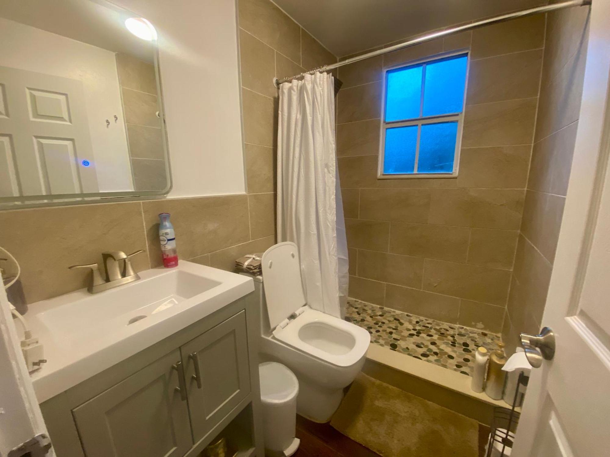 Private Rooms At Miami Centrally Located With Free Parking Exterior photo