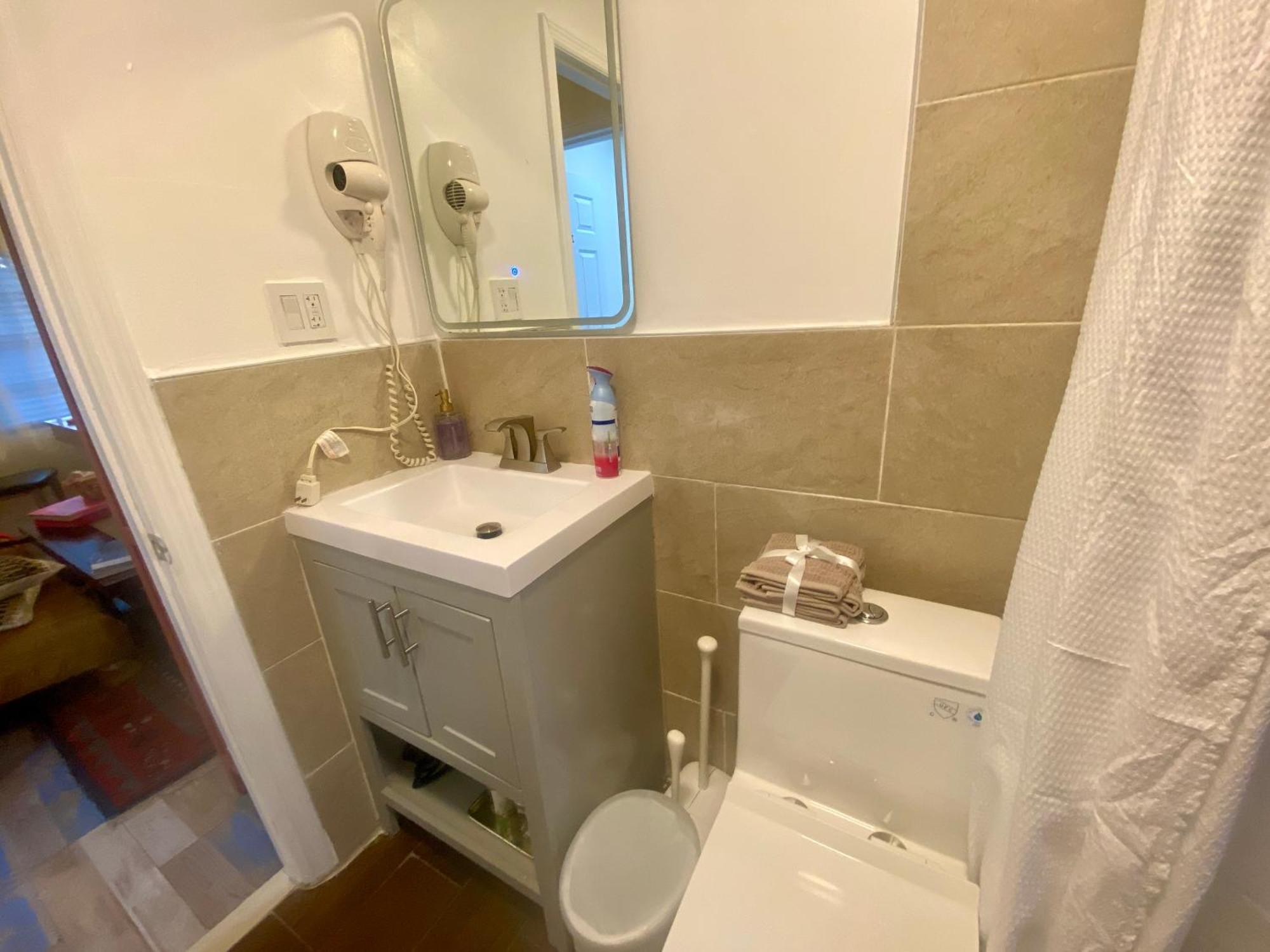 Private Rooms At Miami Centrally Located With Free Parking Exterior photo