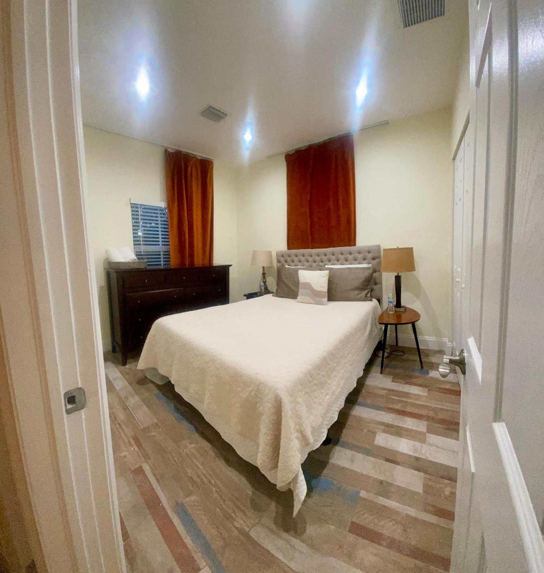 Private Rooms At Miami Centrally Located With Free Parking Exterior photo