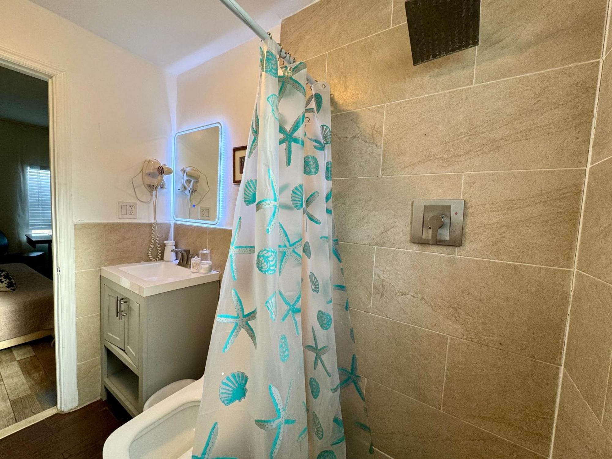 Private Rooms At Miami Centrally Located With Free Parking Exterior photo